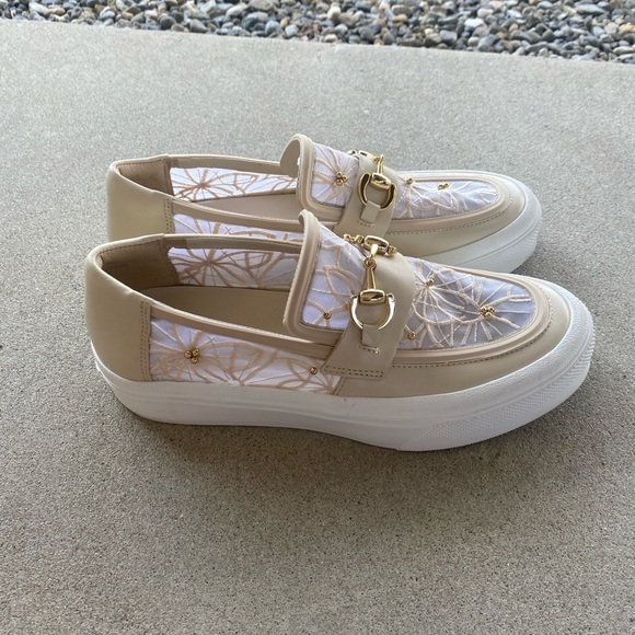 J/SLIDES Tan and White Loafers with Gold Hardware 8 - Picture 4 of 9